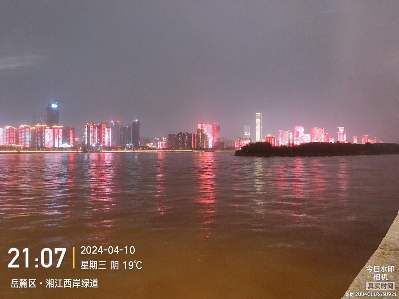 每次路过，都想去走走。春季无雨的湘江边，还是很惬意的，不冷不热，吹吹江风，看看夜
