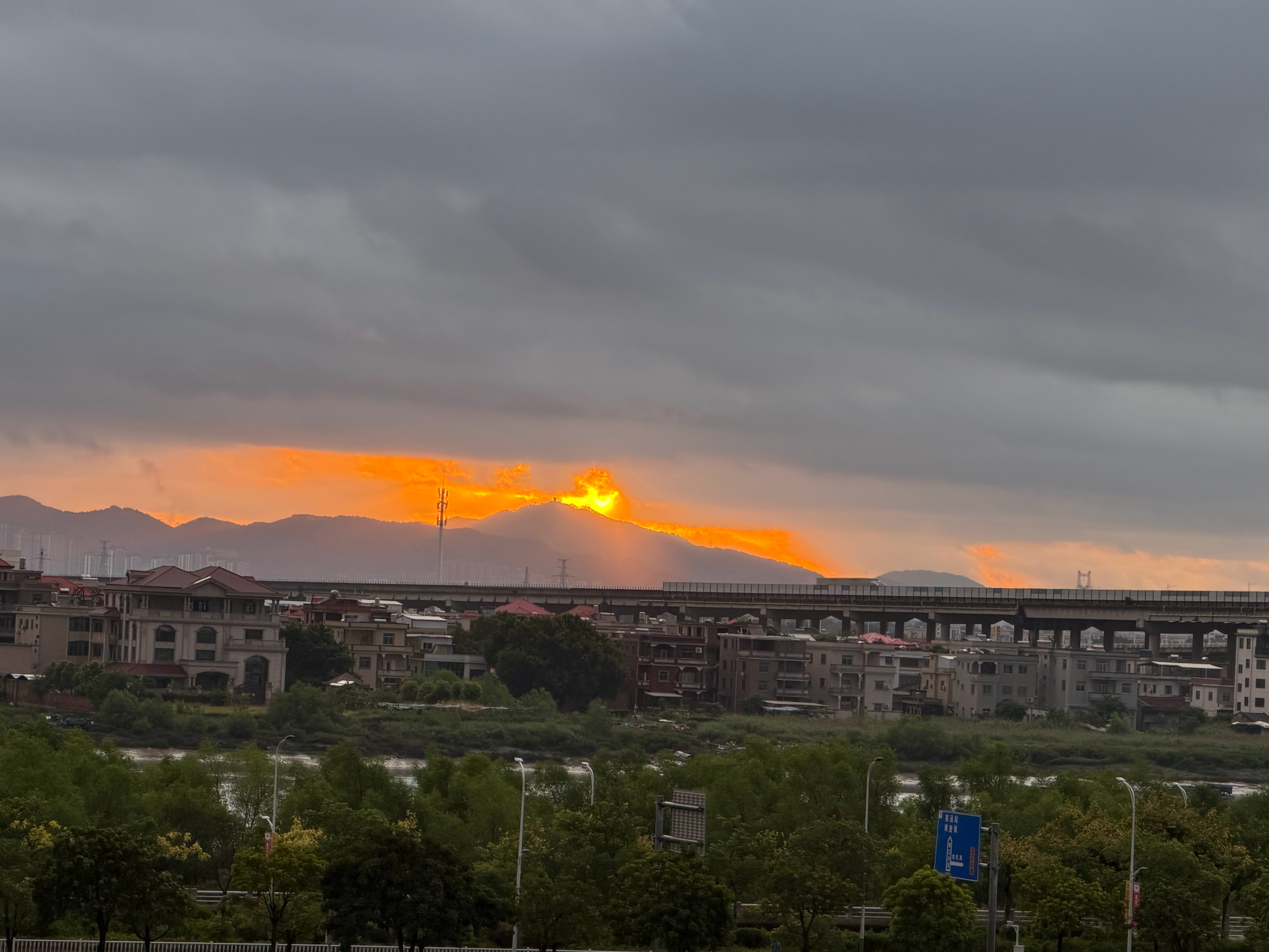 此刻又是朝霞又是雨 