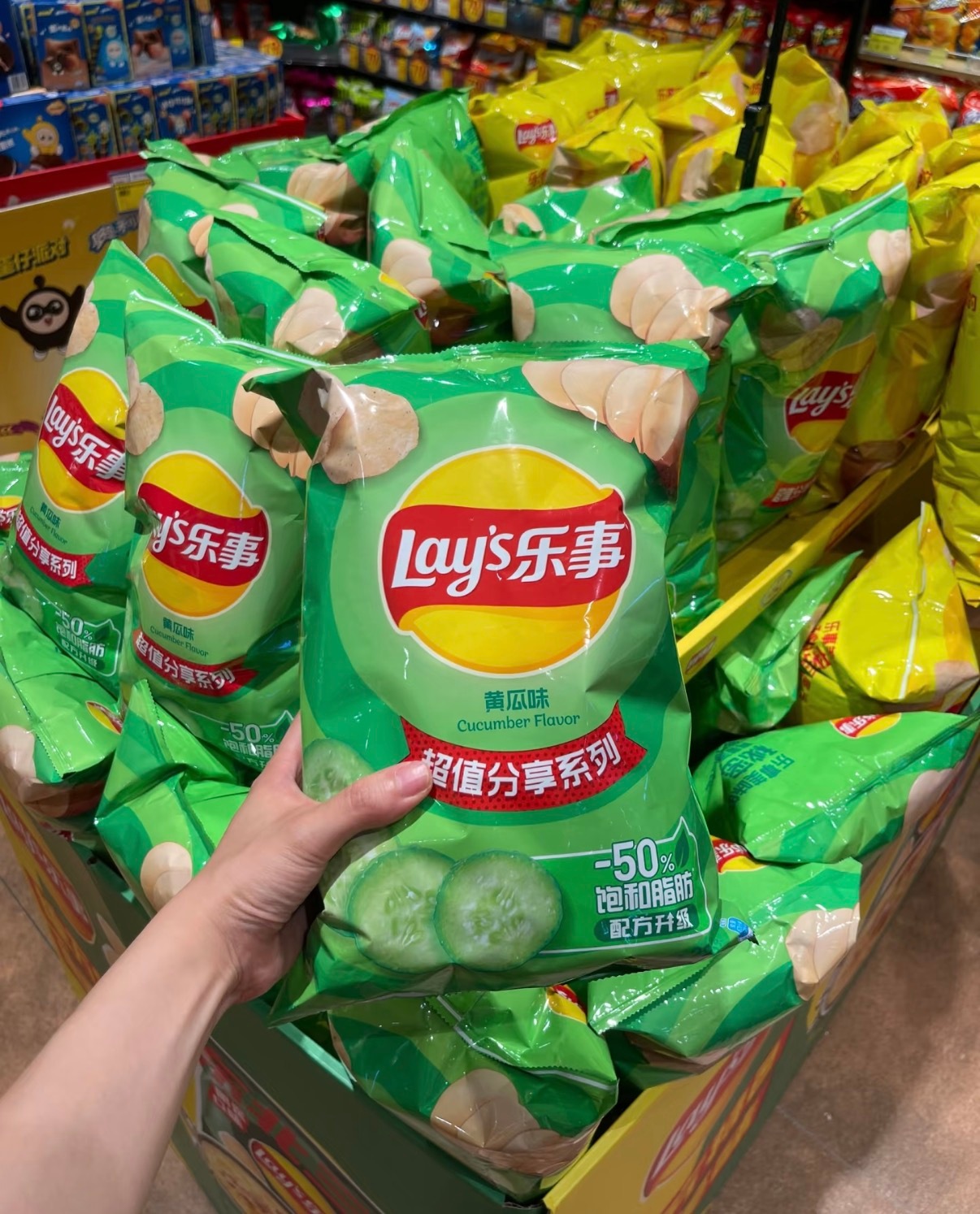 薯片多油多糖多脂肪，吃多了会发胖，它又不是有毒，偶尔吃没事的…凡事都讲究各适量，