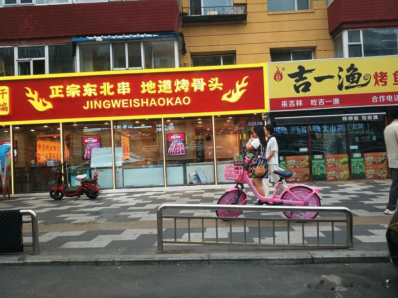 同德路
从红旗街万达广场地下停车场出来，儿子车一拐，就顺势走左边的路，儿媳说走右