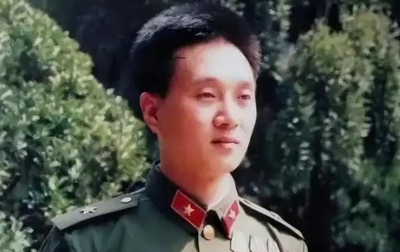 1979年，一个入伍52天的炊事班新兵，连炸越军3个碉堡，师长拍桌子：规定是死的