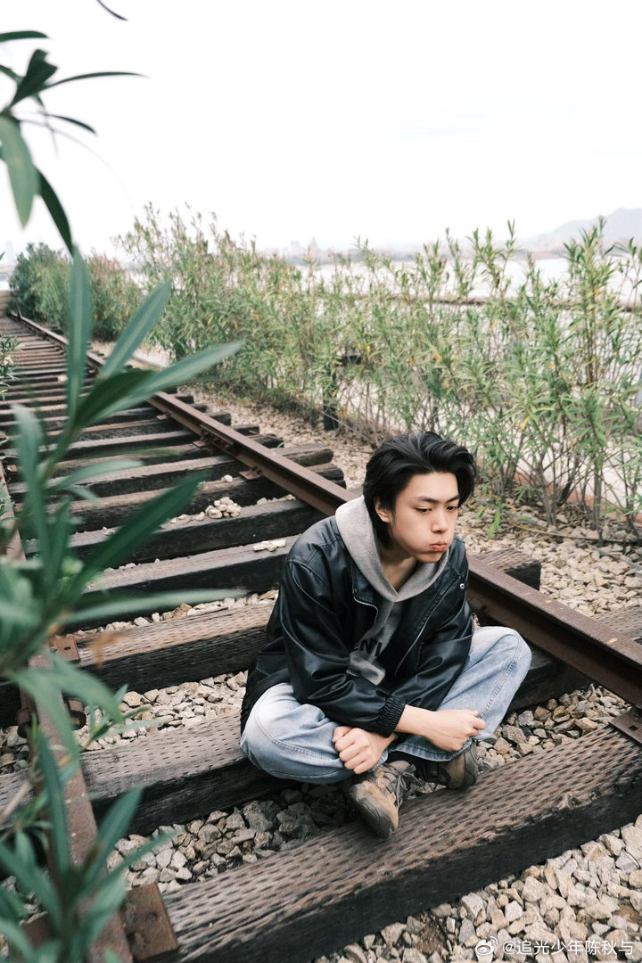 海边是我的舒适圈总是很大的海风吹得头脑乱乱的🌊每一个朝向都是自由生命力在海边格