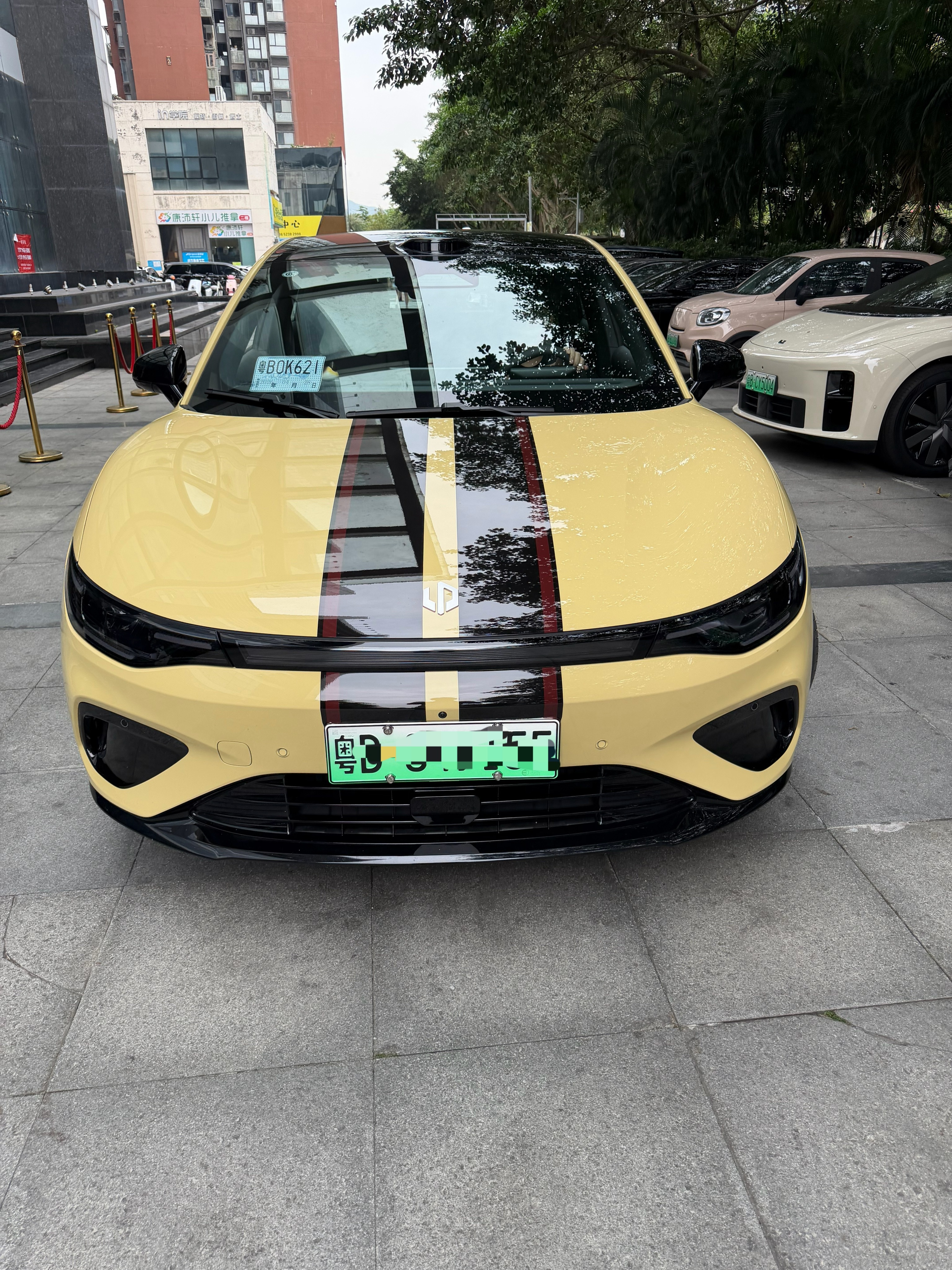 公司媒体部门新提的车 -  零跑Lafa5 ，贴纸拉花已经搞定，这颜值瞬间提升