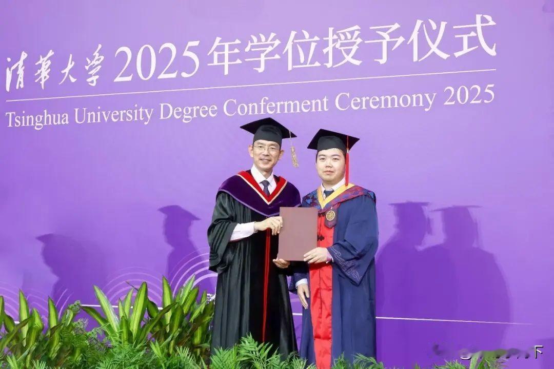 儿子正在读博士，希望儿子博士毕业之后能够反哺家庭！
我承认我们做父母的不合格，只