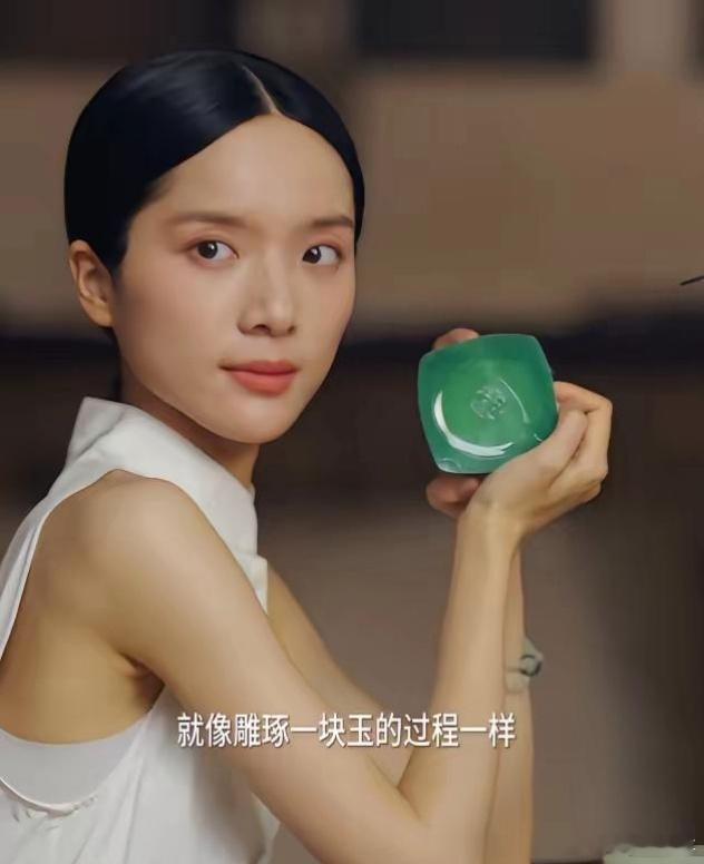 又一个离不开刘海的。李思潼大光明造型全暴露了，五官平平，头身比吃亏，放女明星堆里