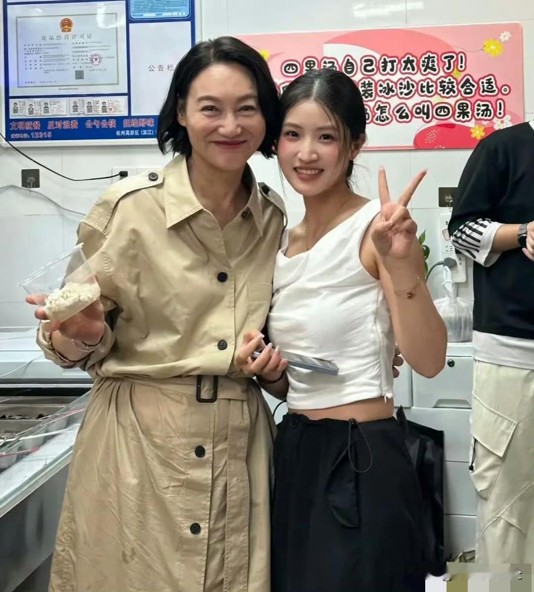惠英红在杭州一家餐馆吃四果汤，穿得随意又好看。一身米黄色大衣，配上利落短发，整个