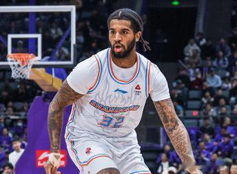 克里斯统治内线，30+9+2+2+2还是没能赢球



克里斯表现不错，面对深圳