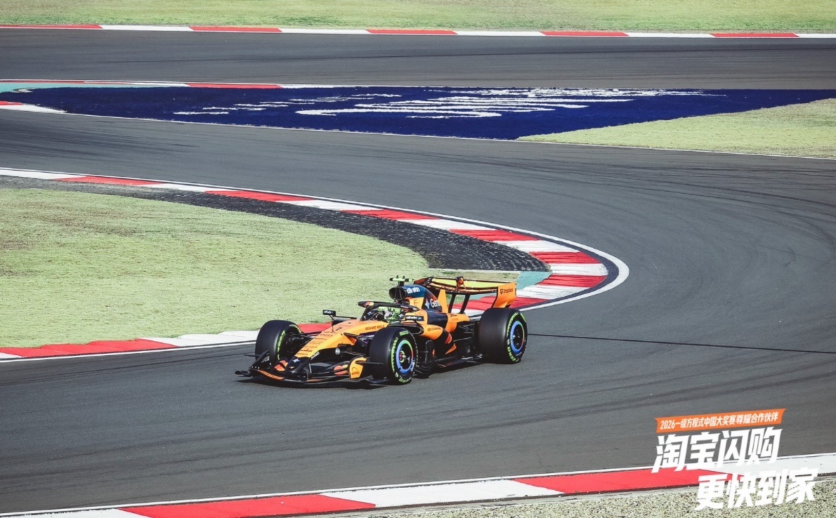 那不仅是F1赛车在赛道上拉出的残影，还是极致速度美学的显化。在赛道之外，淘宝闪购