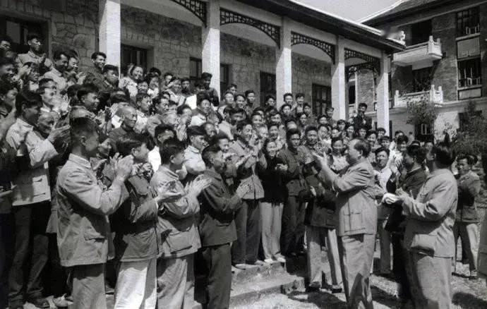 🙏请停留几秒，为伟人点个赞送朵花💐
《毛主席重上井冈山》
1959 年，伟大