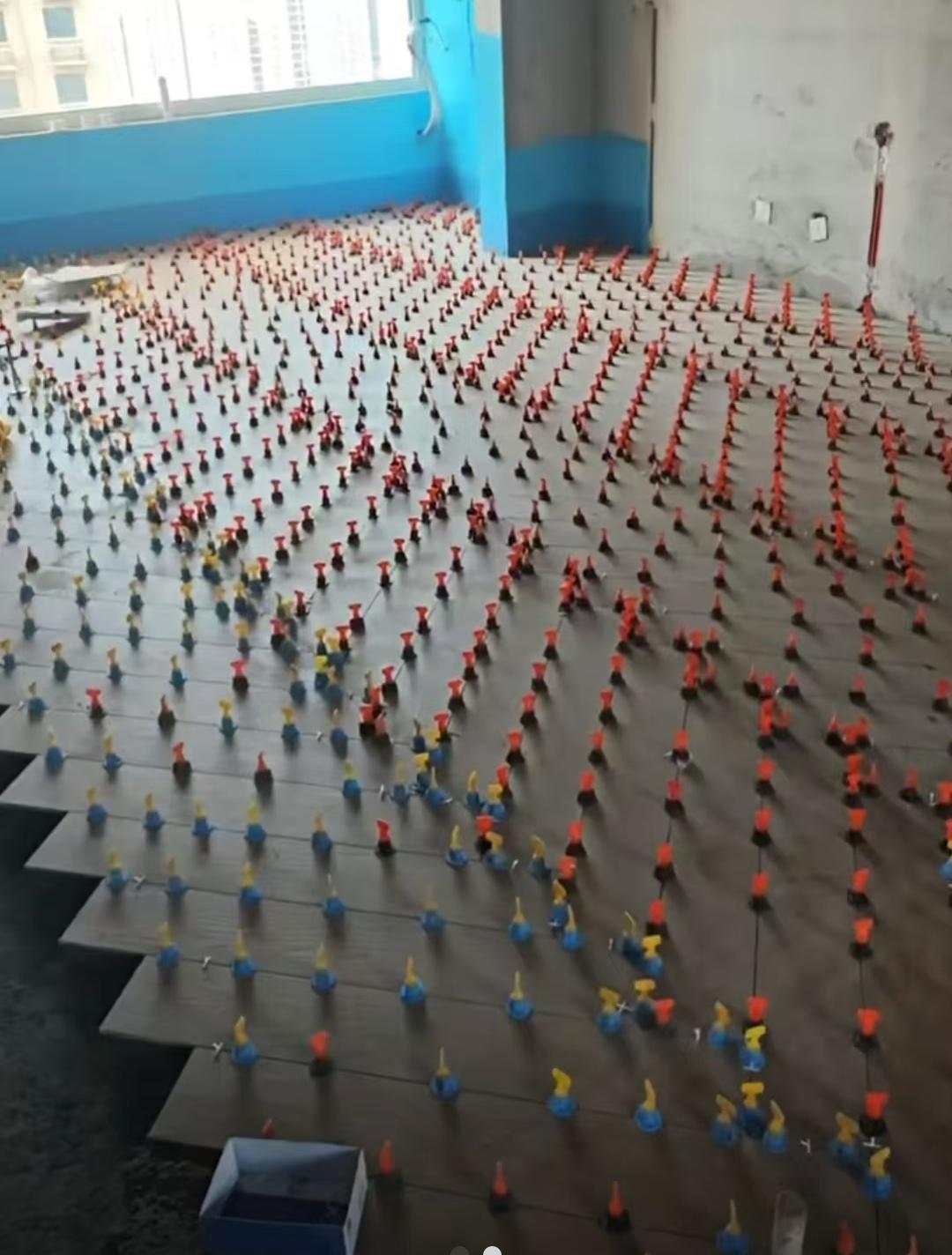 给地面贴木纹砖，竟用了这么多调平器。虽说贴出“W”型有难度，用调平器更稳妥，但也