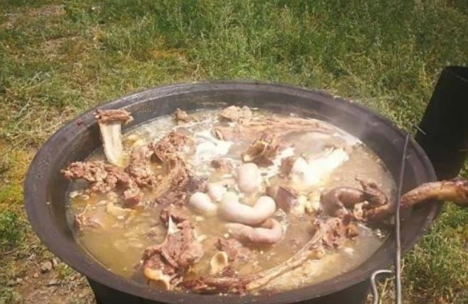 为什么内蒙古大草原的当地人，更偏爱煮羊肉而非烤羊肉？一位内蒙古的牧民告诉我：牛羊