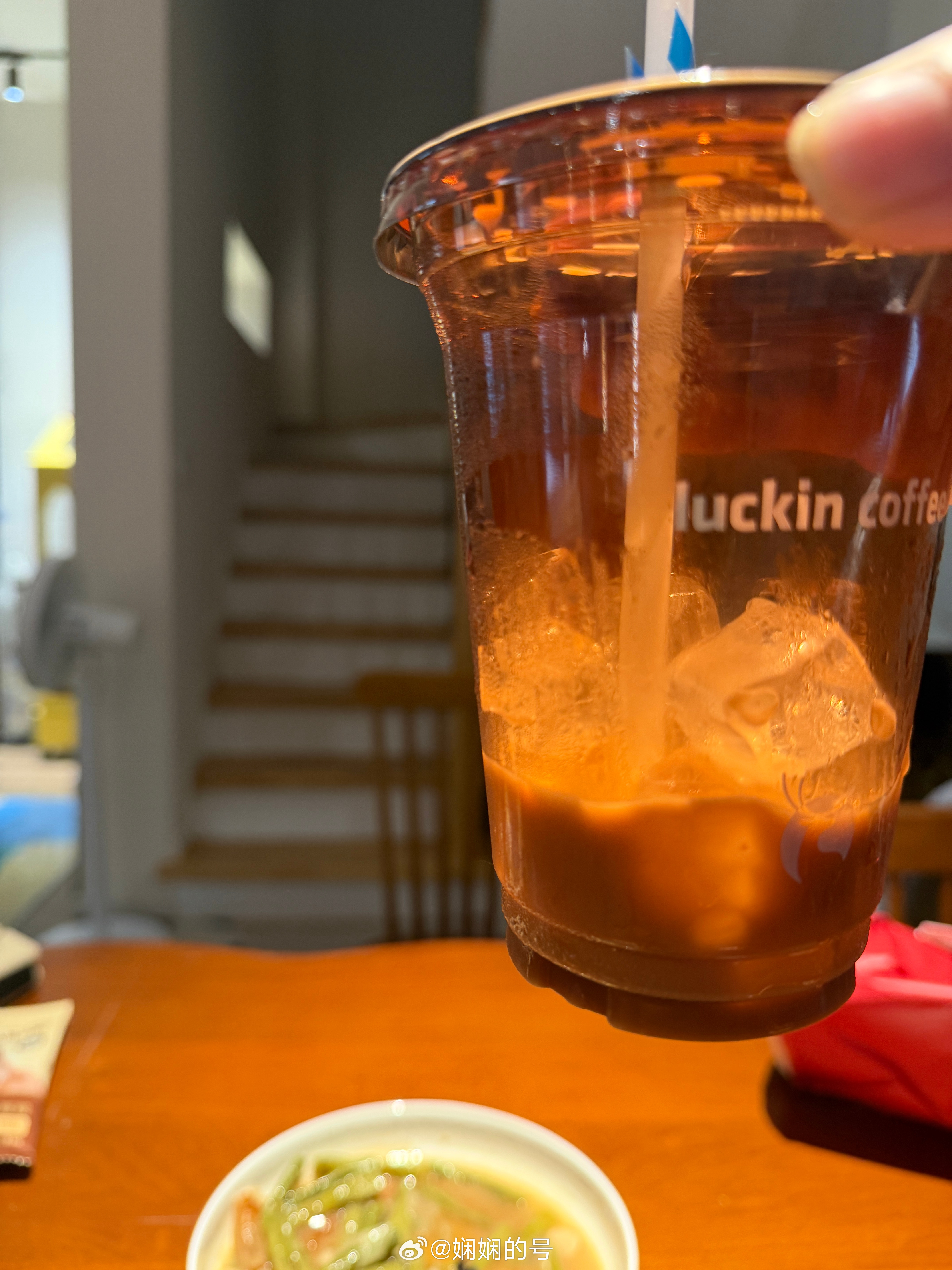 瑞幸要不要这么过分，套了杯套喝没发现，几口就没了，一个小时过去了还有小半杯冰，还