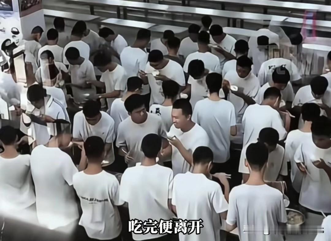 山东某中学，学校不琢磨咋提高教学质量，净在吃饭上搞花样，食堂没配座椅，几百号学生