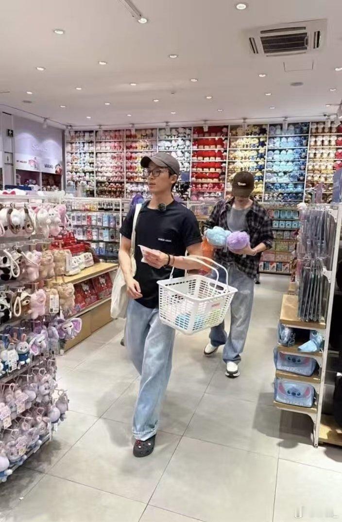 花少团最新合影 旅途全程细心照顾各位姐姐，低调又体贴，谁能不心动这种靠谱旅行搭子