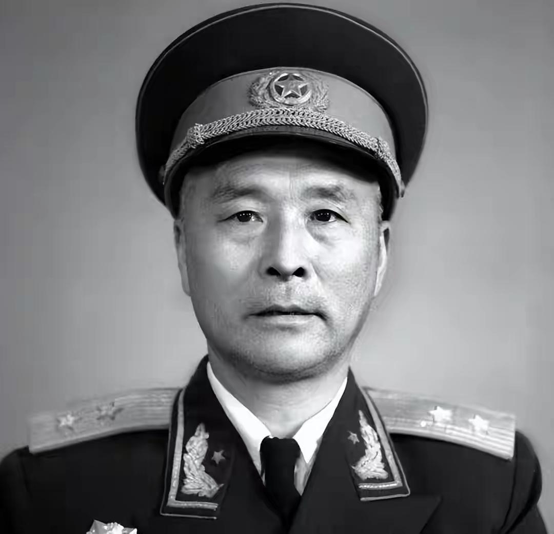 这位将军数次被降职，授衔时原定少将，很多战友强烈抗议

1955年秋天，全军首次
