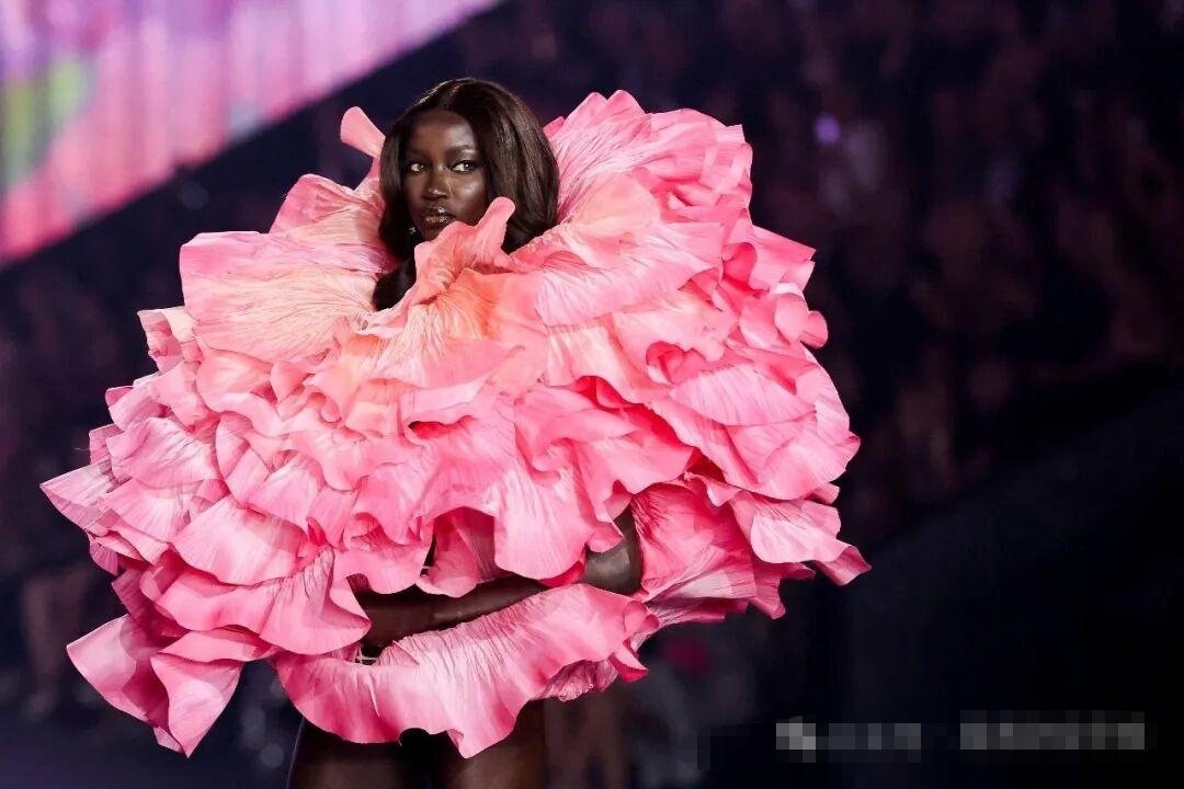 这是维密时尚秀的黑人美女！这黑人怎么打扮也不美！不性感！