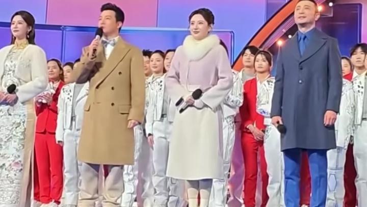 央视这次真听劝！
零下15度的鸟巢，谁还让主持人穿西装硬撑？
我得说，2026年