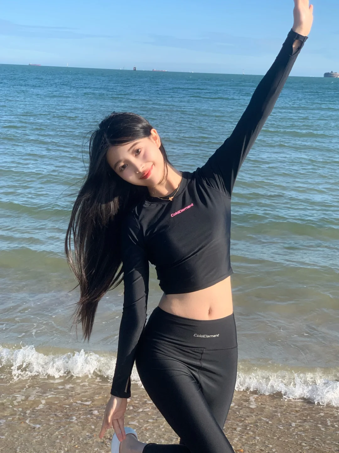 在海边穿长袖泳衣就不会晒黑了哟