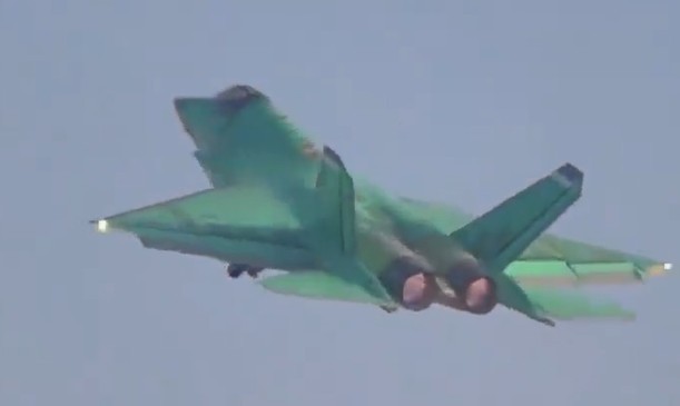 歼35绿皮机震撼公开 可能有人会疑问，早年间我军军机在验证飞行阶段，常见的涂装是