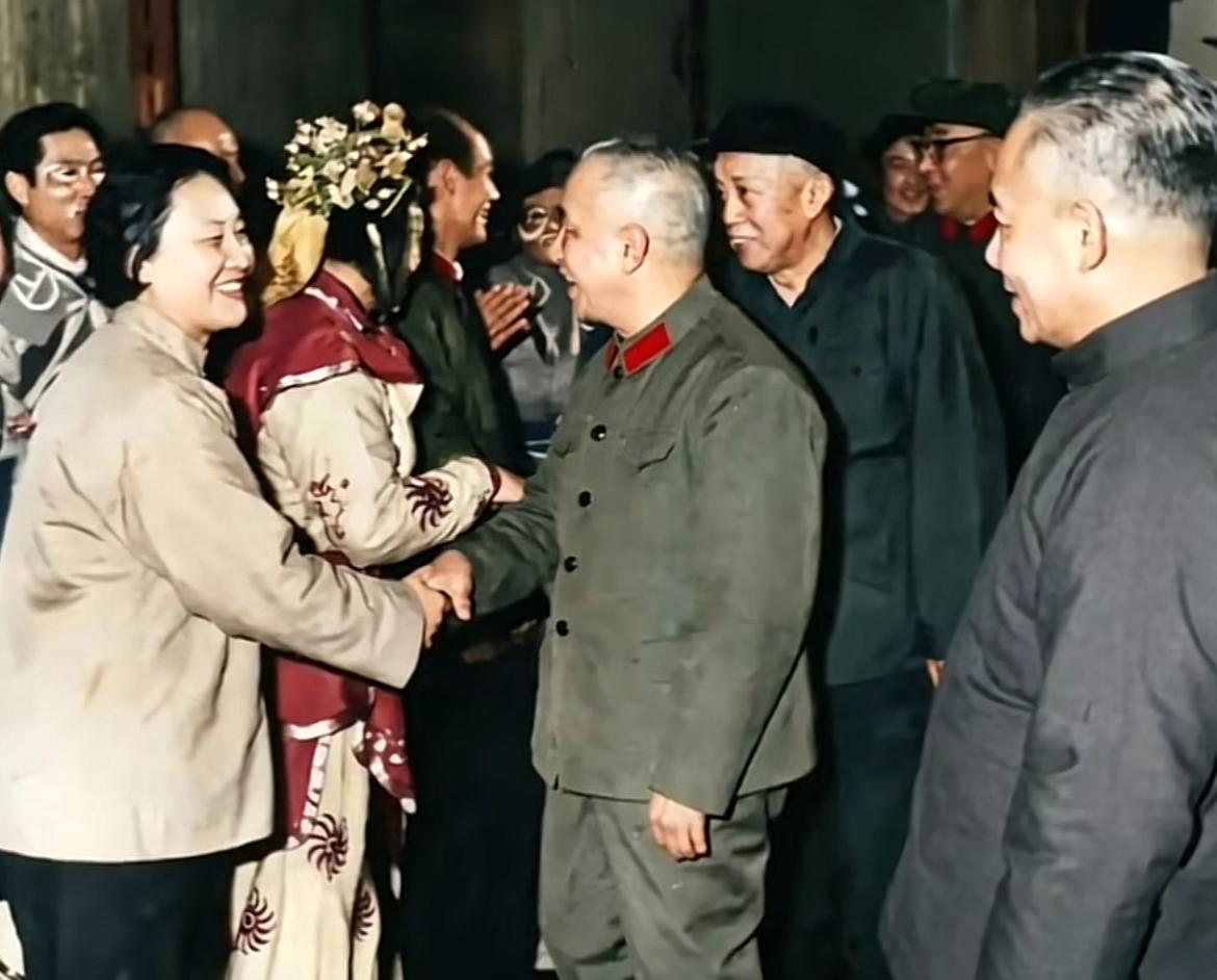 当年粟裕大将接见戏剧演员的一幕，现场有很多老前辈，你认出来了谁？