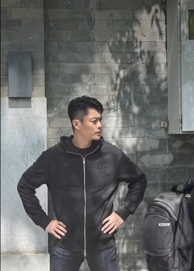 霍建华现身北京街头，老干部霍建华精神状态太好了，四十多岁的年纪，头发乌黑浓密，棱