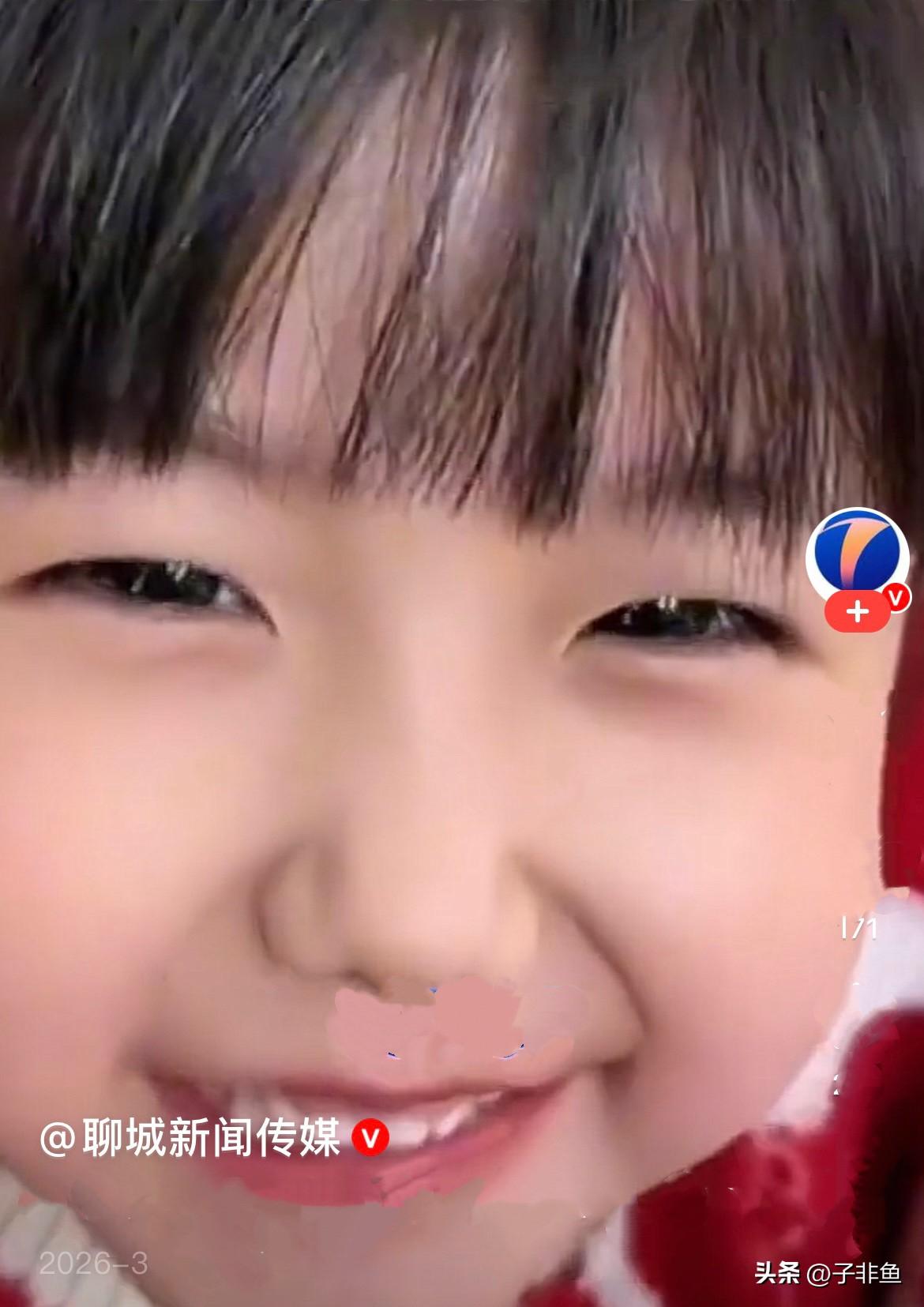 近日，开学了，山东聊城一个可爱的小女孩不愿意去上学，就告诉爸爸她的耳朵听不见了，