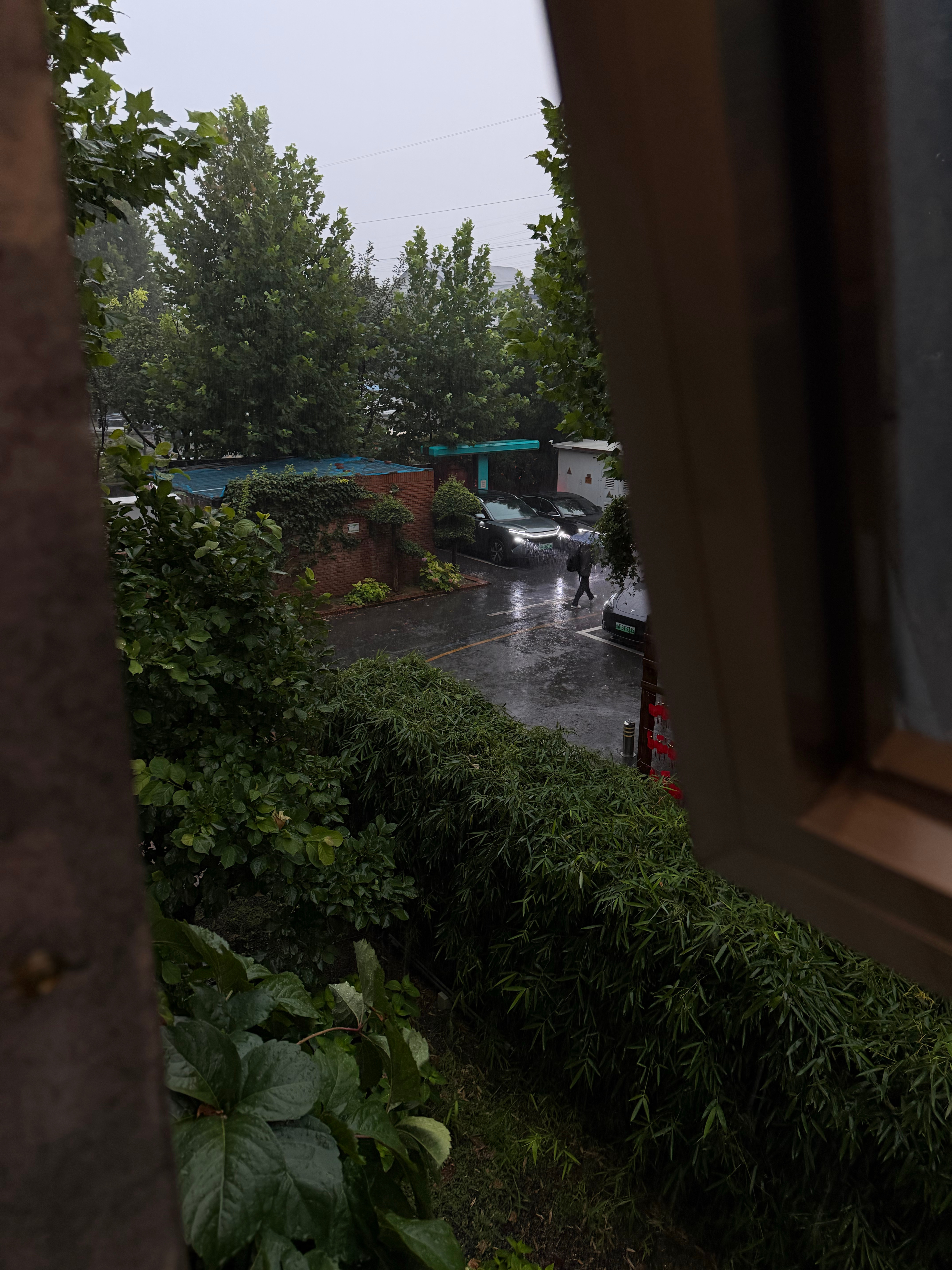 看来今晚下班又要骑水上摩托艇回去了 北京大雨