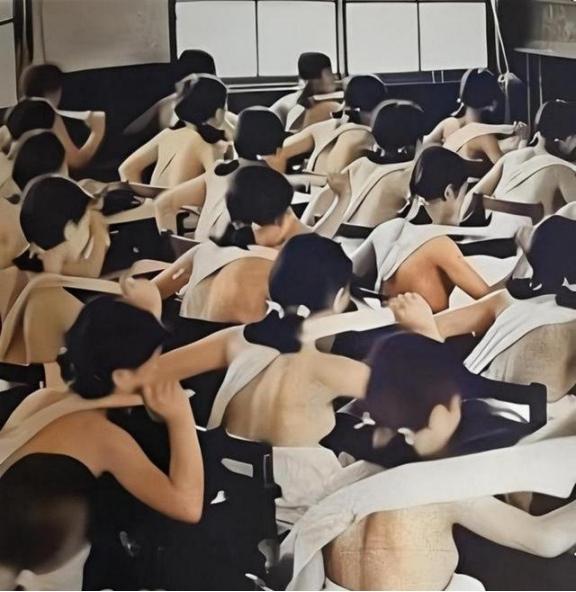 1938年，日本国内，高中生上课一丝不挂地接受军国主义的熏陶时，留下的老照片，镜