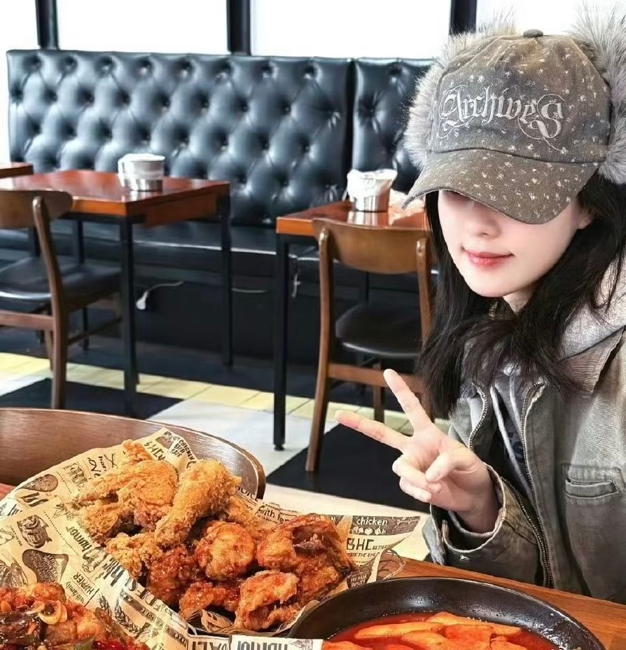 白鹿没有不吃美食的义务看白鹿吃饭真的很香啊！燥候去我们的宿舍做客！我要看白鹿吃吃