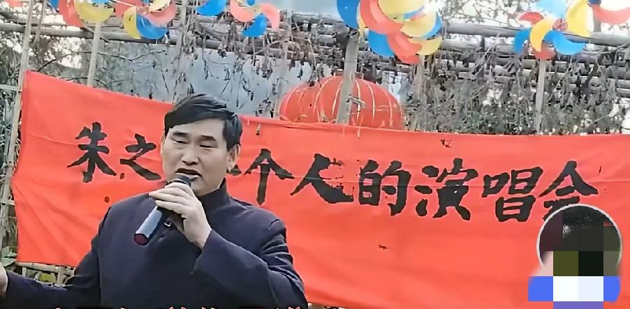 我羡慕正宗的歌唱家，但我更羡慕贴近老百姓的农民歌手朱之文。他穿着普通朴素，说话憨