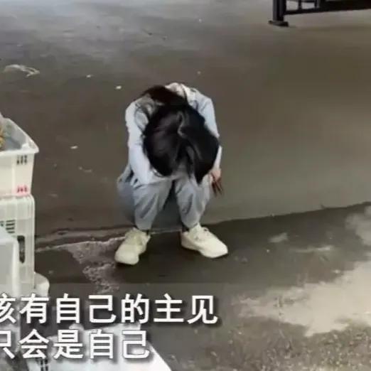 不久前，成都一位女士在民政局门前抱头痛哭。原来该女士和老公感情出了点问题，和闺蜜