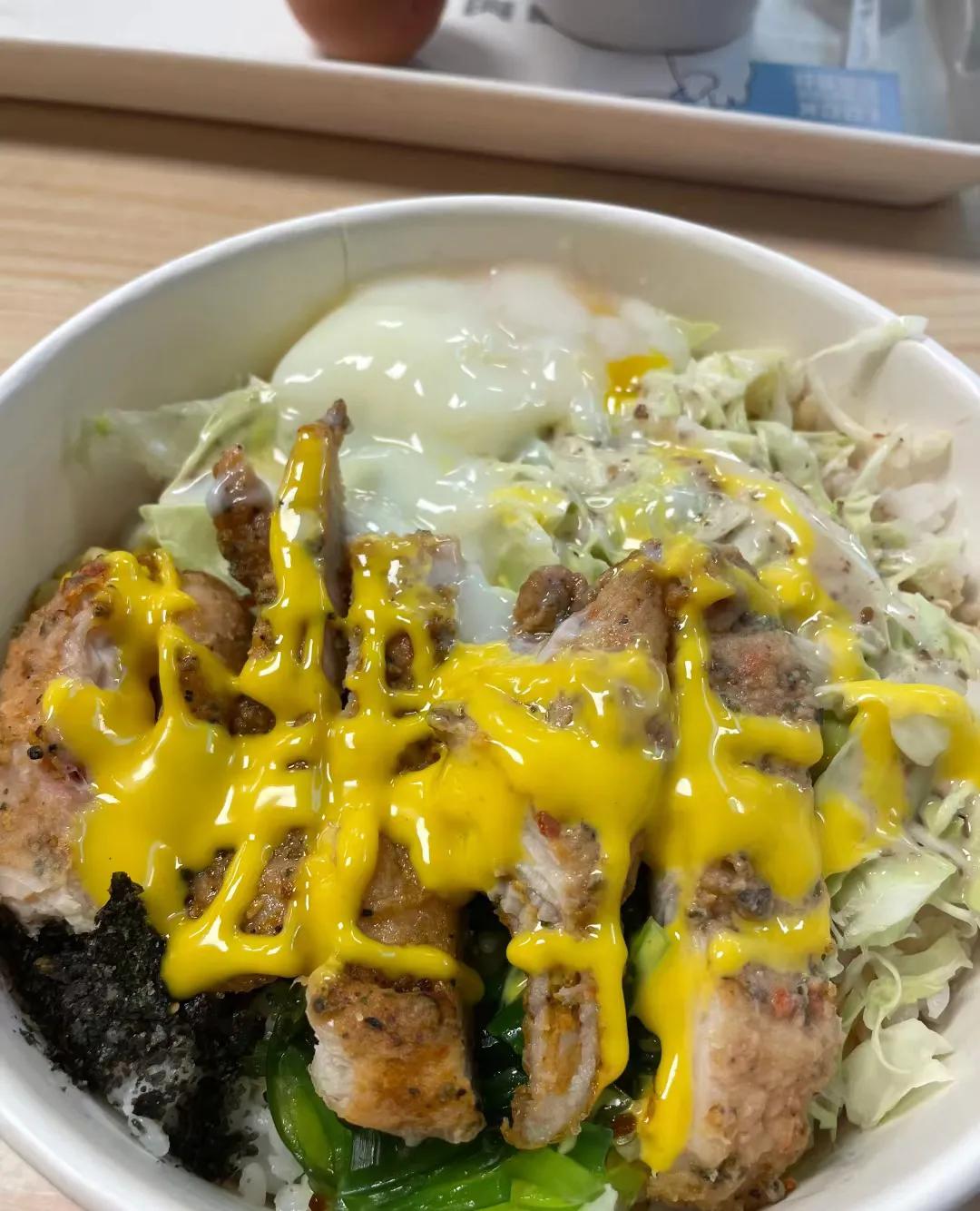 济南：山东女子学院长清大学城
女院餐厅美食分享：
女院特餐二楼烈焰烧肉饭
招牌口