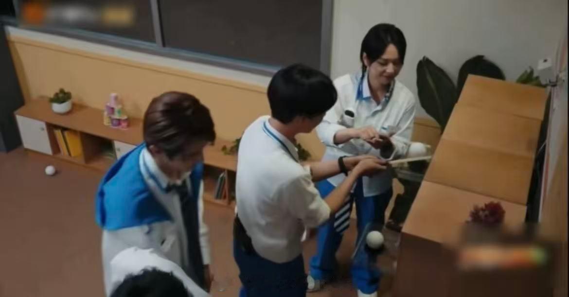 许凯和彭昱畅眼神对上就开始使坏谁懂这俩人的默契！只要许凯彭昱畅眼神对上，坏点子直