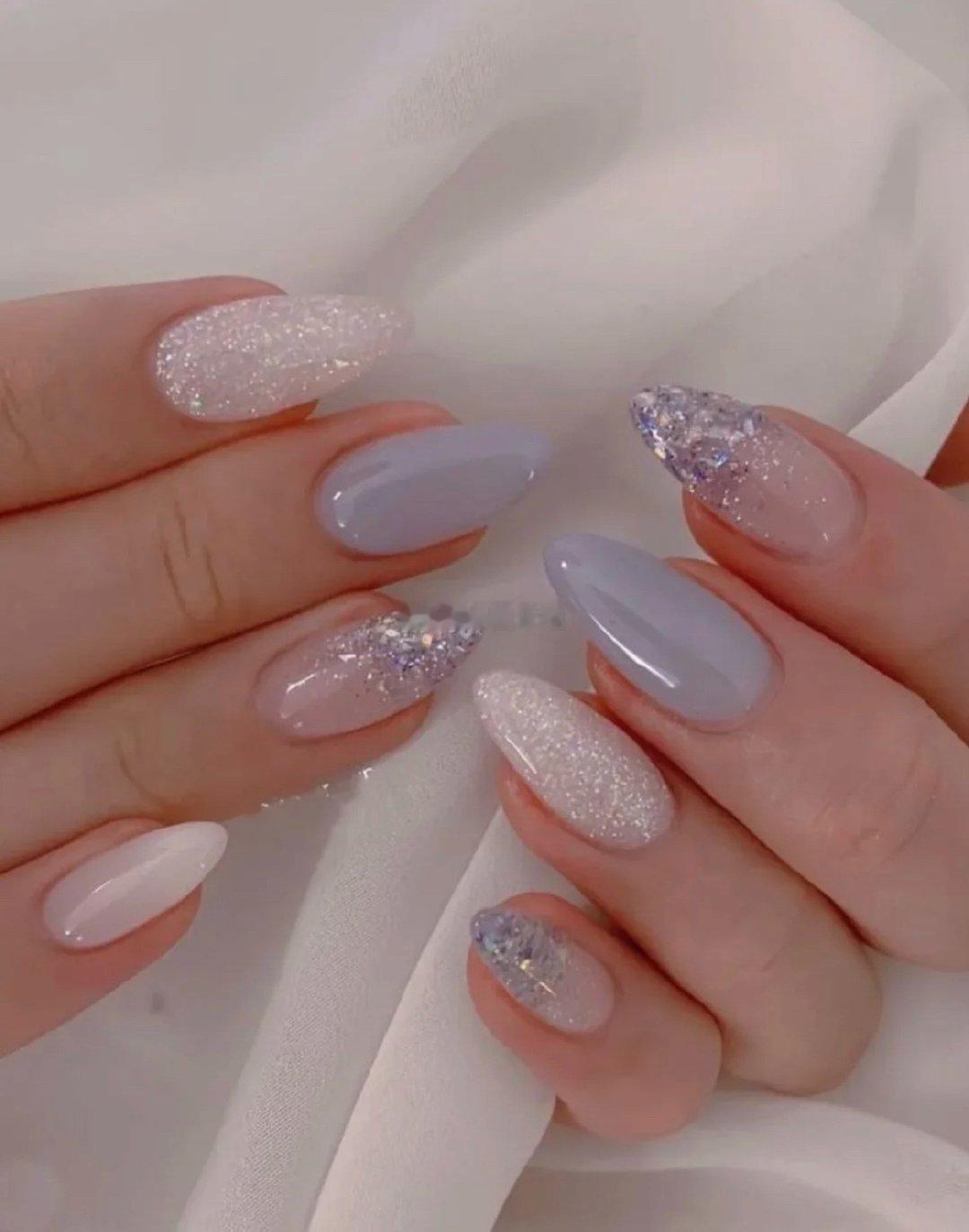 醋酸美甲｜不是真的加醋酸～而是那种半雾半透、柔光磨皮的质感，像醋酸纤维板材一样自