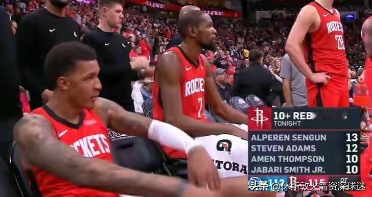 火箭加时117-113战胜魔术，本场比赛杜兰特可是累坏了。全场出场45分钟全队最
