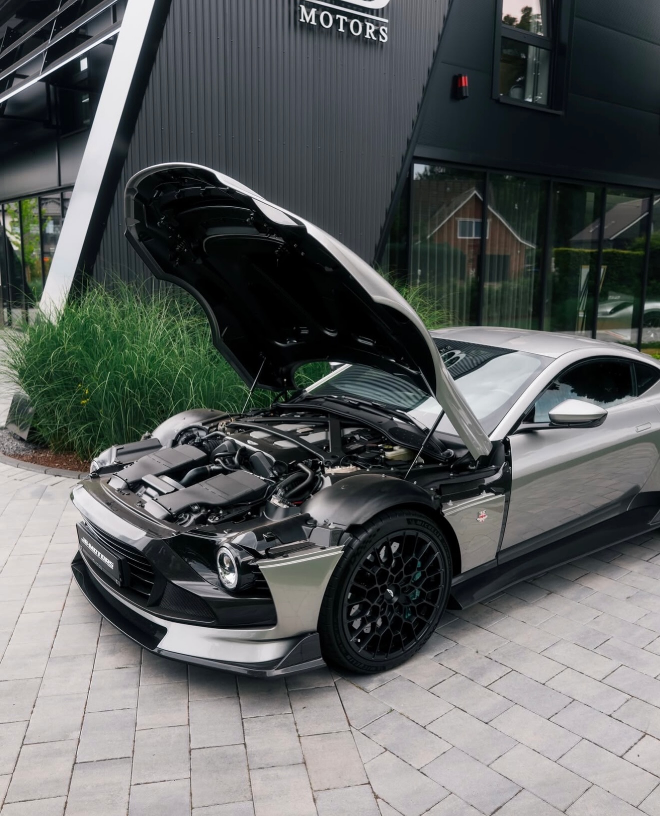 AstonMartin  Valour ｜阿斯顿马丁 