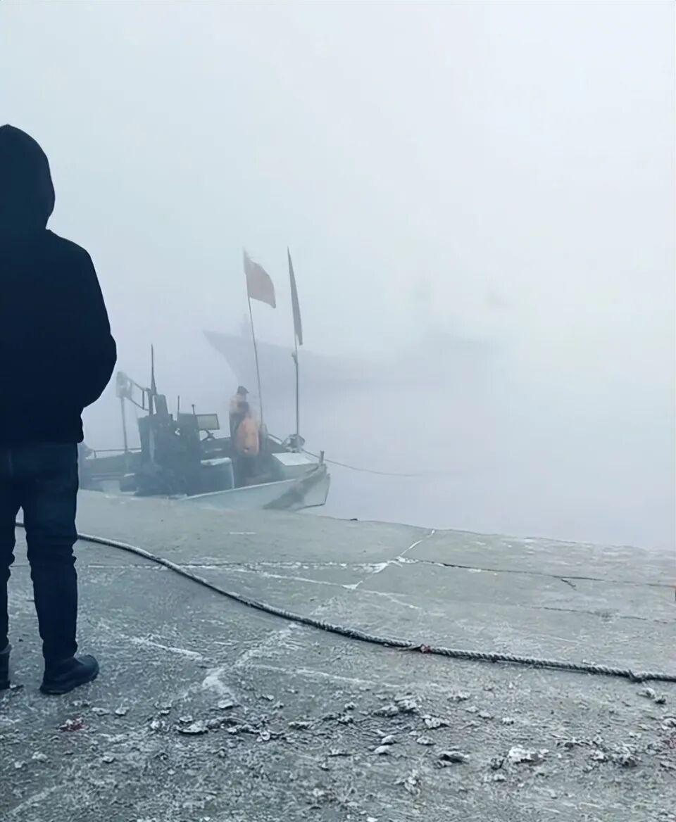 2025 年 12 月 4 日清晨，辽宁丹东海域一艘作业渔船出海捕捞生蚝，途中遭
