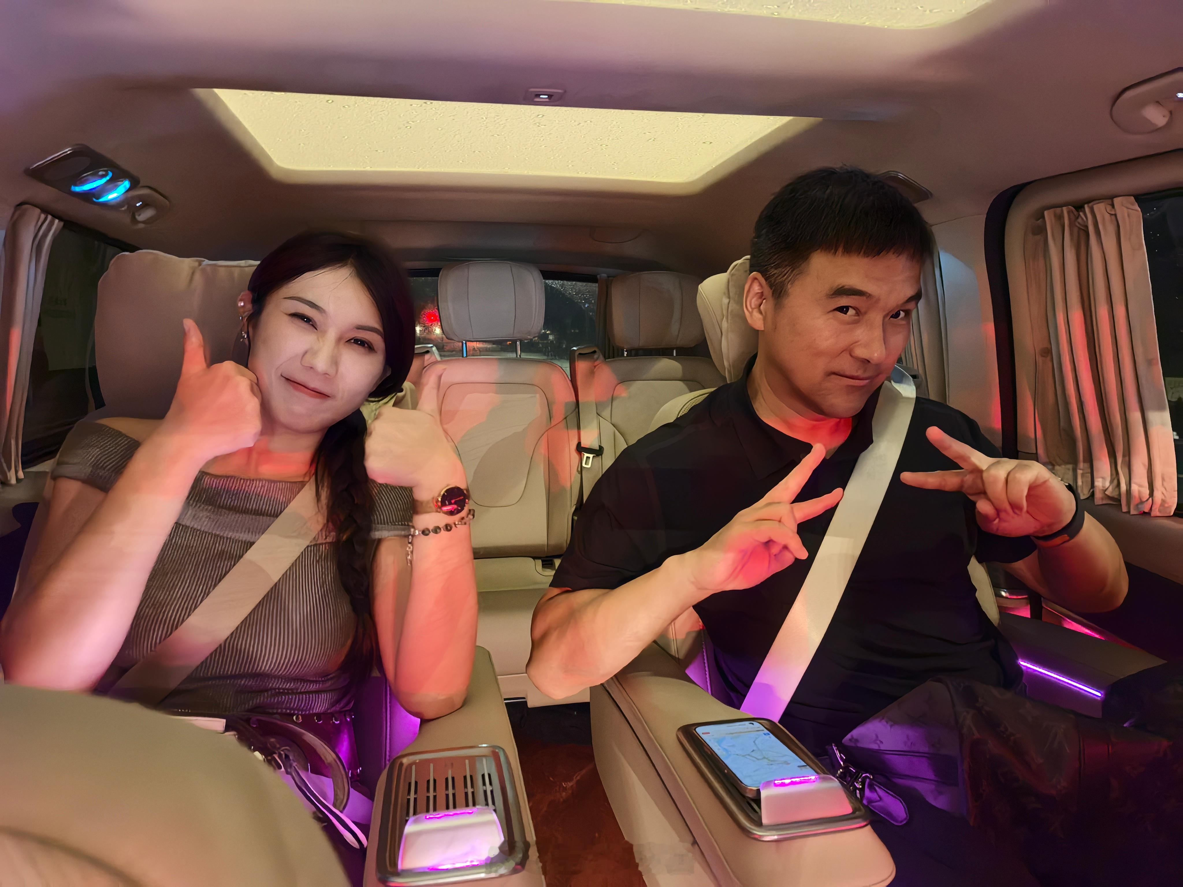 今晚上我见证了一个新的组合诞生：花卷组合为了这张合影，花叔还特地让司机调成了粉色