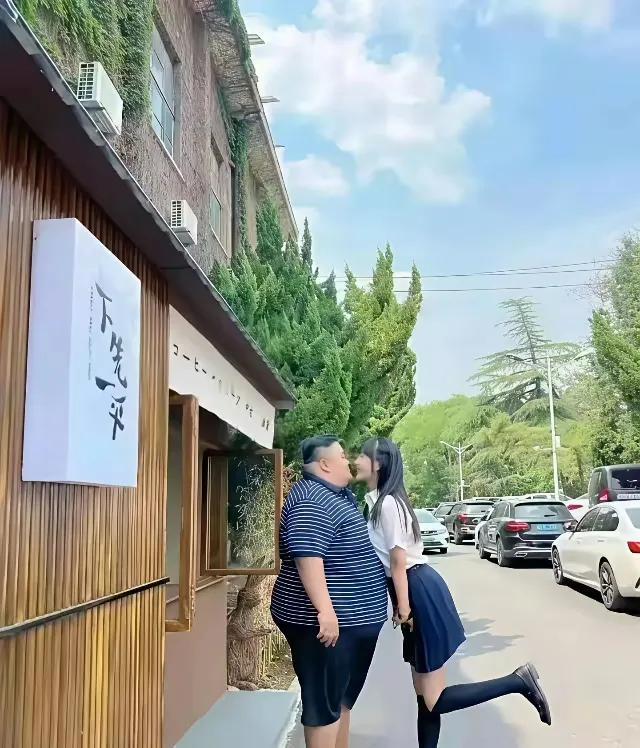 好奇！为啥漂亮的女人都喜欢胖胖的男人……[捂脸]