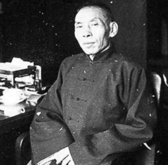 杜月笙在重庆遭人绑架，绑匪开口要40万，杜月笙却说：“给你90万，剩下的兄弟们喝