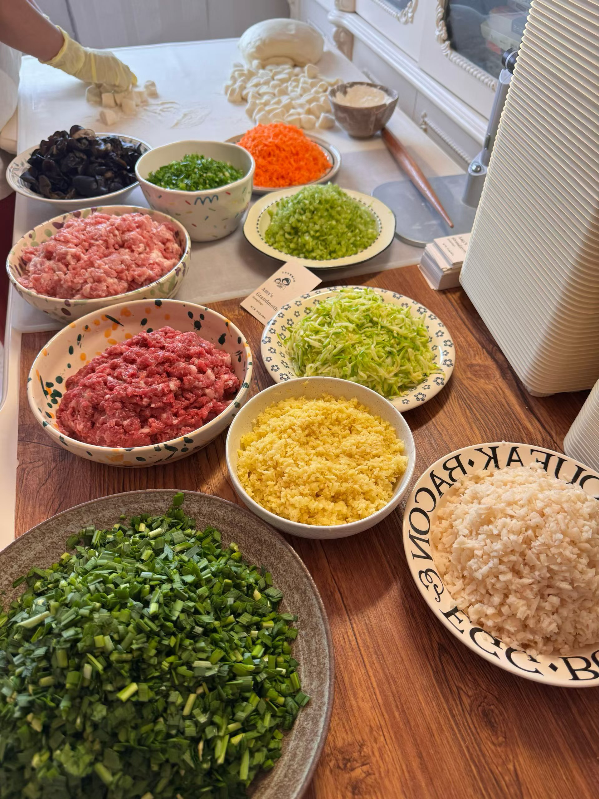 朋友们 我在参加婚礼呢 祝大家冬至快乐 记得吃饺子～ 