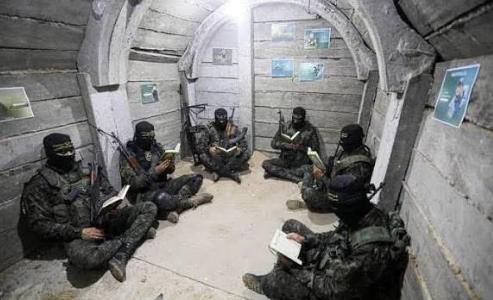 加沙地下的悲剧，藏在那条被称为“地下长城”的隧道里。
而以色列用混凝土一点点灌入