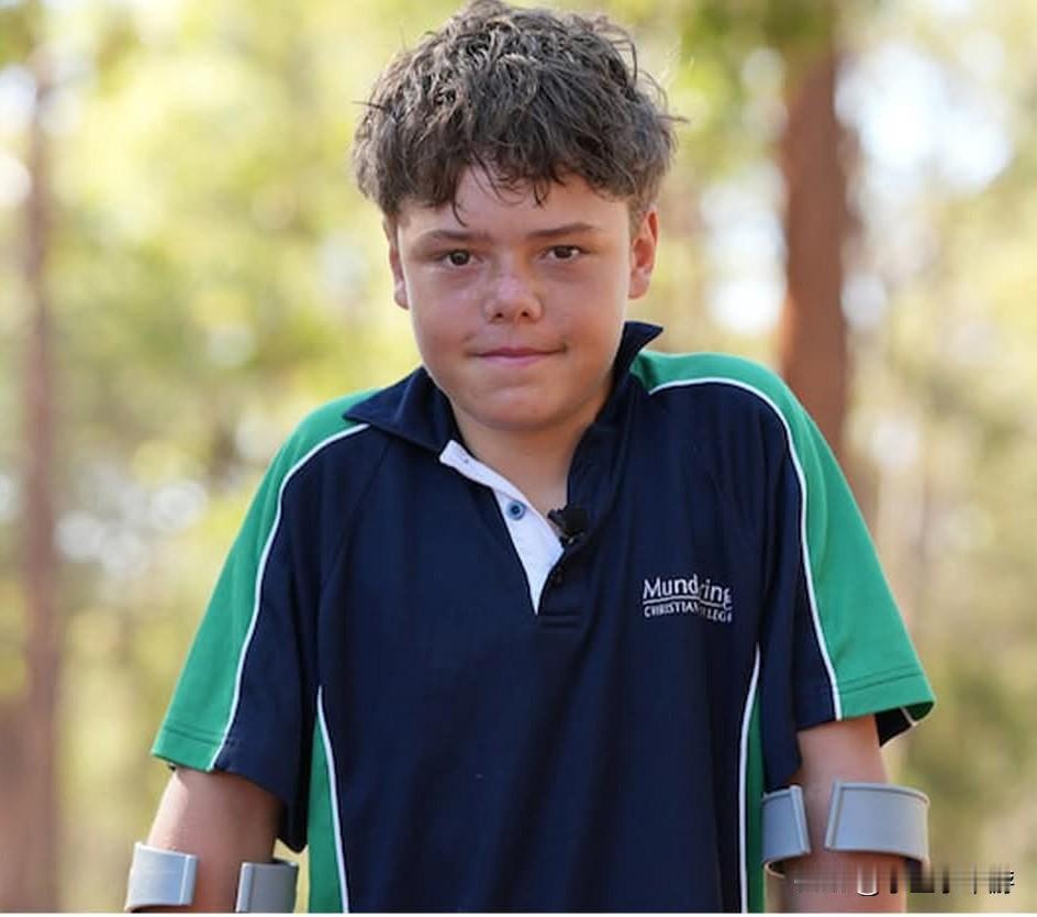 澳大利亚13岁超人少年拼命救全家 ，舍弃救生衣狂游4公里报警！
 
据外媒报道，