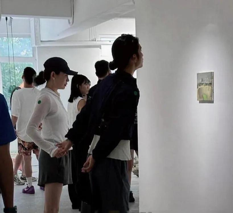 魏如萱小男友官宣5天就“劈腿”？咖啡厅密会旧爱上演时间管理！ 
42岁金曲歌后刚