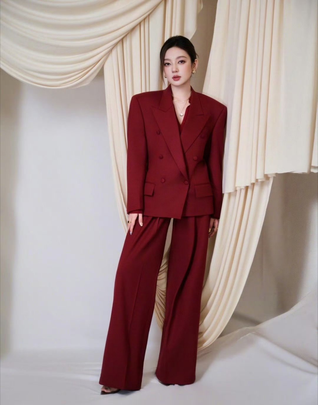 何瑞贤 妻子的美貌丈夫的荣耀期待未来路上何瑞贤解锁更多惊喜给大家！ 