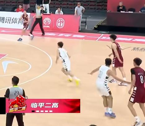 今天省实和临平2高开局阶段，谈仁凯和王子超的体型对比。在187cm的王子超面前，