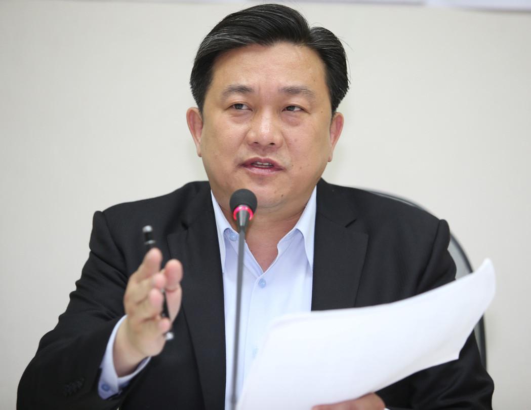民进党的“王八千”最近又脑洞大开，拿美方晚宴播放邓丽君《月亮代表我的心》这件事大