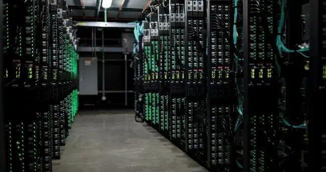 AI 报的用电需求，可能有一半是"画大饼"

大家好，欢迎收听每日一分钟AI。