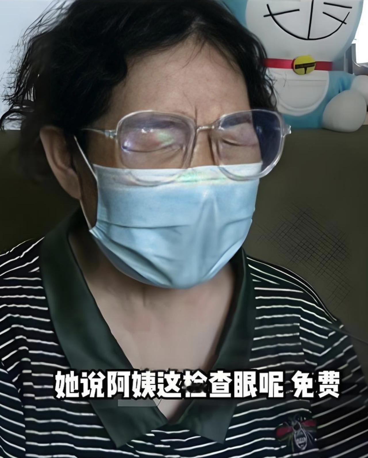 七旬老人买个菜，被拉去纹眉割眼袋？商家的回应更让人窒息。

河南濮阳，一位70多