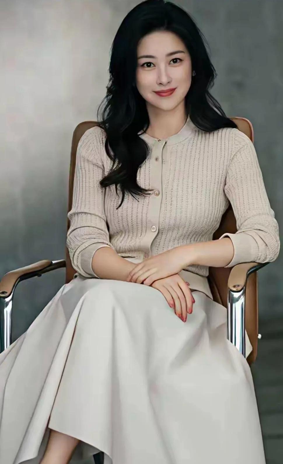 朱珠这一身，是“温柔不是甜腻”的标准答案！
 
浅杏套装不是软塌塌的甜，是针织肌